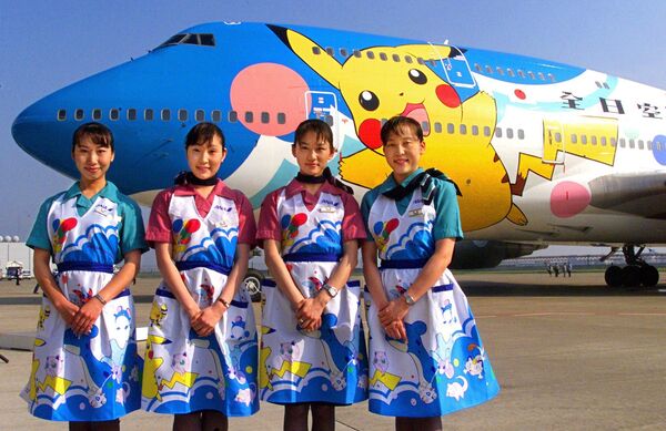 Стюардессы японской авиакомпании All Nippon Airways напротив самолета Pokemon (Pocket Monsters), 1999 год. - Sputnik Абхазия